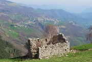 76 Rudere di baita con vista su Fuipiano Valle Imagna